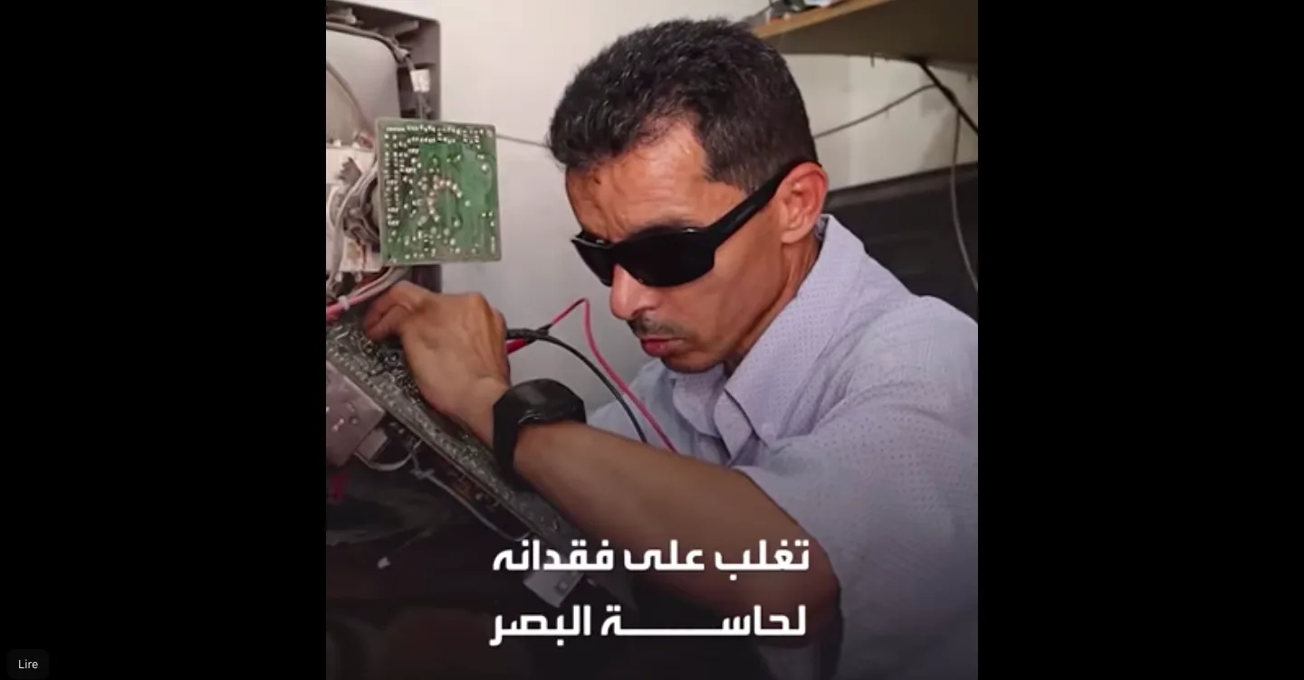 Nizar, un malvoyant devenu maître dans la réparation d'appareils électroniques