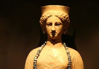 Tanit : Un Symbole de Fertilité et d’Histoire, de Carthage à la Statue de la Liberté