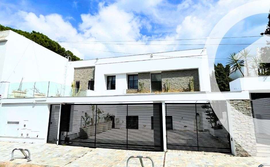Magnifique villa S+3 à louer à La Marsa Corniche avec vue mer imprenable !